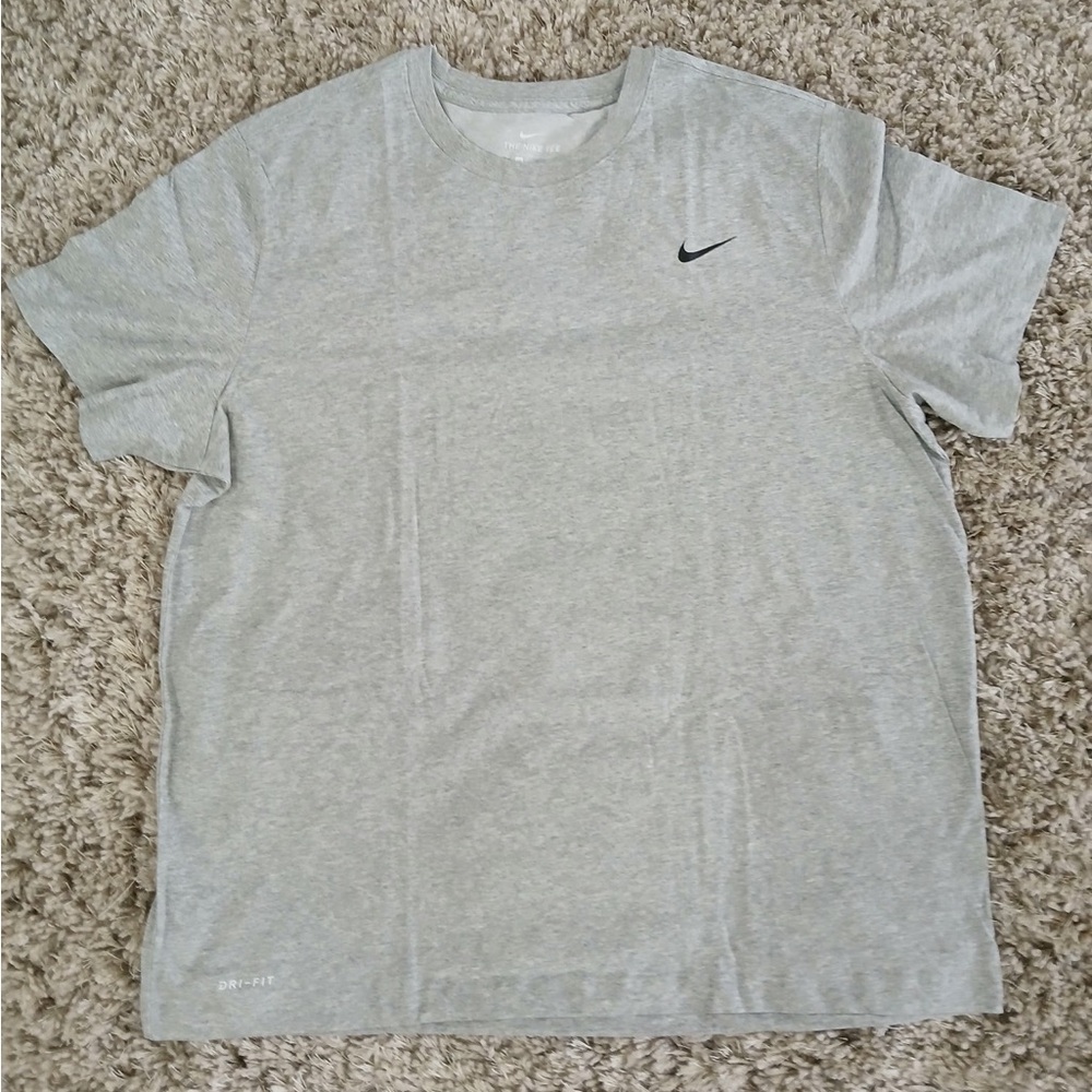 Nike Men's Light Gray Short Sleeve Tee